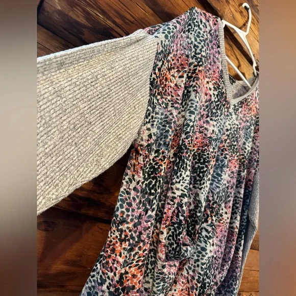 Zac & Rachel size 1x Gray color swirl Tie Front Blouse - Picture 3 of 4